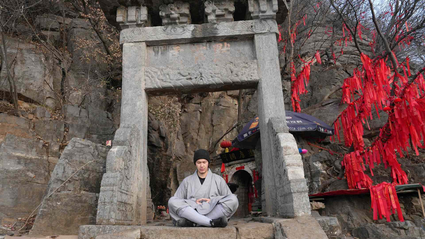 Shaolin master Shi Heng Chuang meditating outside Damo cave — learn Shaolin Kung Fu online